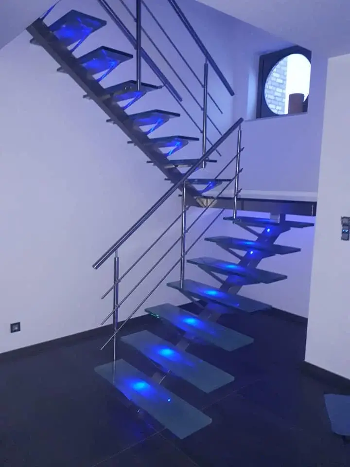 escalier inox et verre lumière bleue